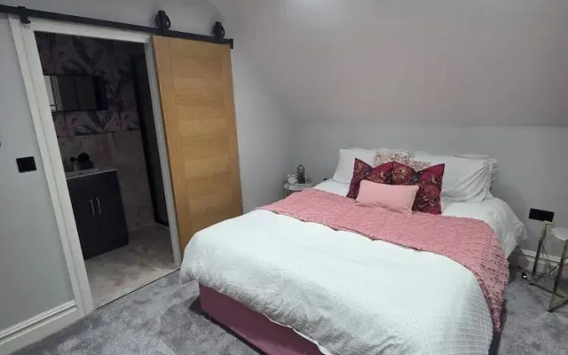 Luxurious 5-bedroom House Rental With Scenic Countryside Views