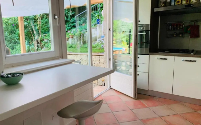 Appartamento con veranda, giardino e piscina