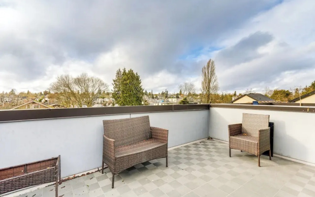 Rooftop Patio! Retreat By UW, 6 Mi to Lumen Field