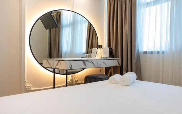 Hotel Adore