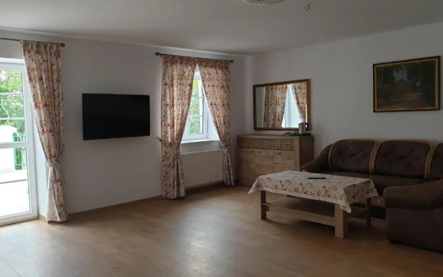 Dwór nad jeziorem w Bieniaszach
