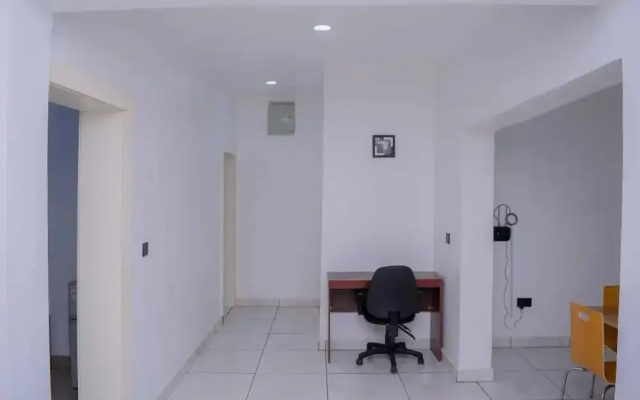 Bamgbose Apartments - Sleeps 2 - Parking - Wifi