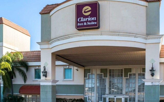 Отель Clarion Inn & Suites Clearwater вид на фасад