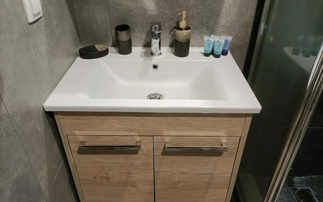 Modern Comfy Apartment near Metro