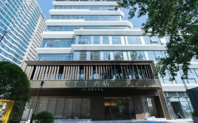 All Seasons Yichang Riverside Avenue River View Hotel