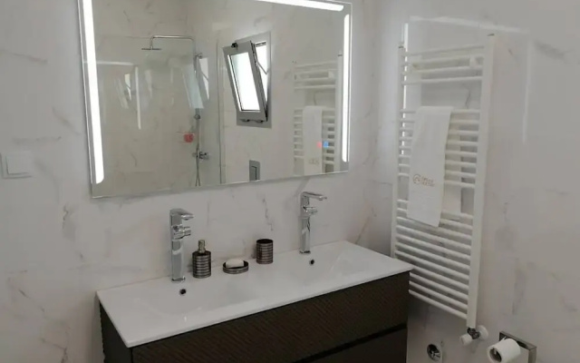 2 Bed Flat - Sleeps 6 - Pool - Parking - Wifi