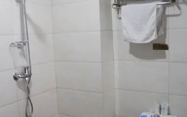 Zhouji Business Hotel (Urumqi Light Industry College)