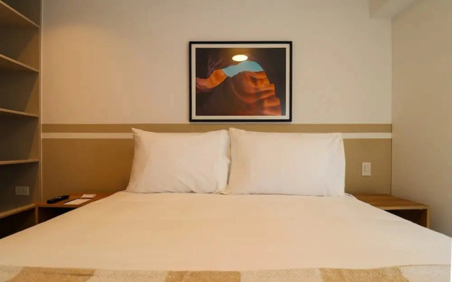 w Light-filled 2BR w Balcony in Miraflores