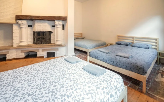 Spacious Riverside Apartment for 9