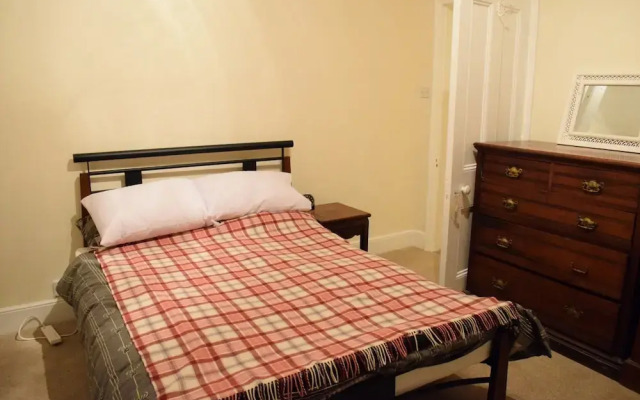 Spacious 3 Bedroom Apartment in South West London