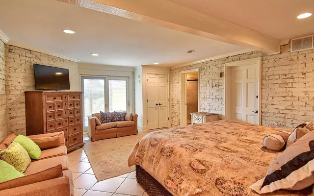 120 We Shell Sea 8 Br Home by RedAwning