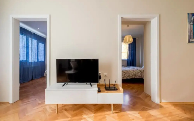 FM Deluxe 2-BDR Apartment with Balcony - Zaimov Park