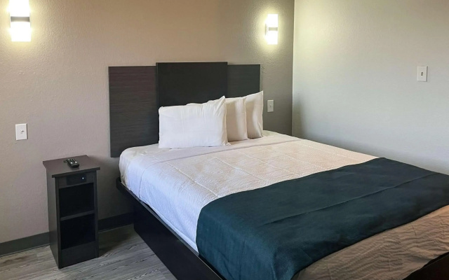 Studio 6 Suites Delano, CA