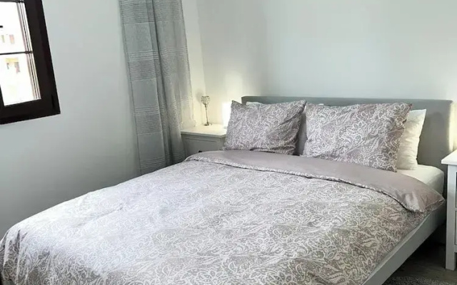 Hancinda Sleeps 4 With Free Parking