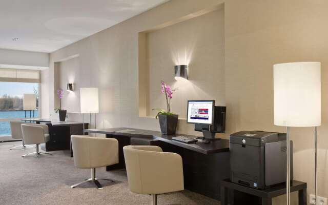 Отель Hilton Vienna Danube Waterfront интерьер отеля