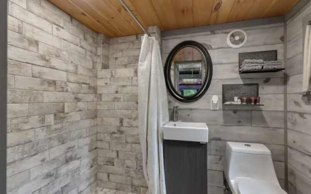 Stunning Modern Tiny Home W/grill