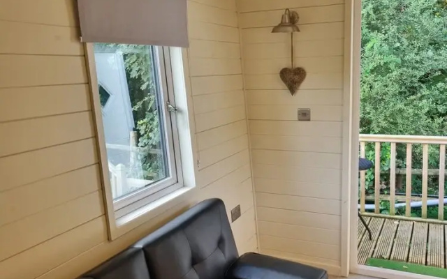 Glamping Hut - Riverview 4