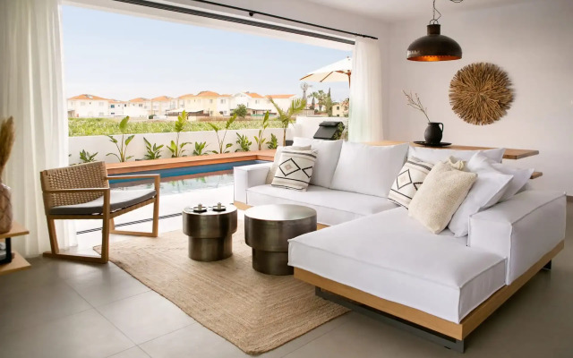 Lora Pearl Luxury Villa By Louis Hotels