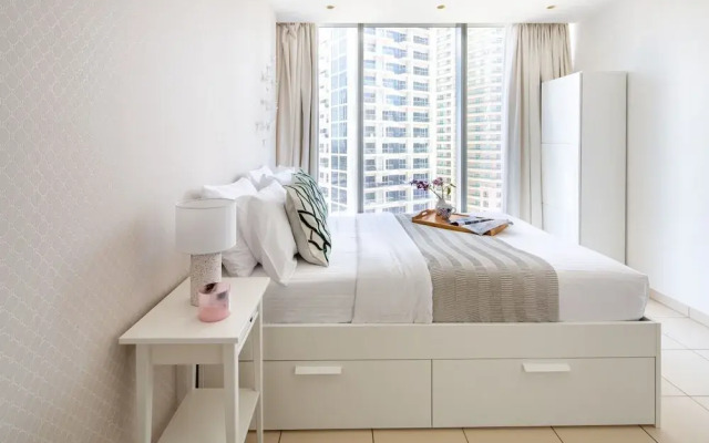 Artistically Decorated 1BR Apartment In Marina
