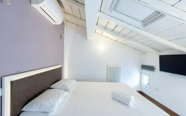 Asinelli in Bologna with 1 bedrooms and 1 bathrooms