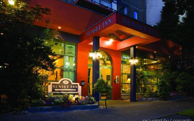 Отель Sunset Inn and Suites Канада, Ванкувер - отзывы, цены и фото номеров - забронировать отель Sunset Inn and Suites онлайн вид на фасад