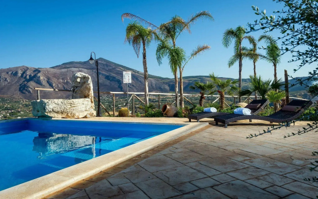 Cheerful Villa in Contrada Sarmuci with Swimming Pool