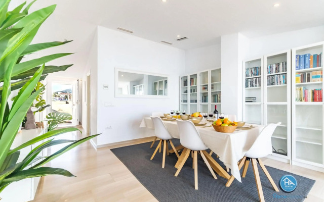 HomeAbroad Apartments - Ático Deluxe Fuengirola with FREE Parking
