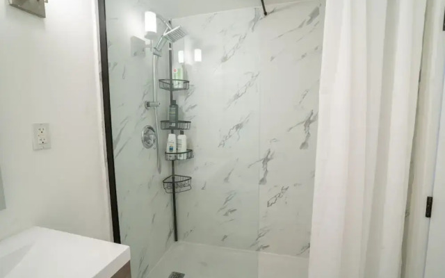 SUPERB 1 Bed Apt. Steps Away From Metro
