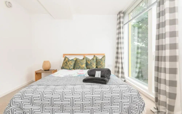 Leeds - Sleeps 4 - Free Parking