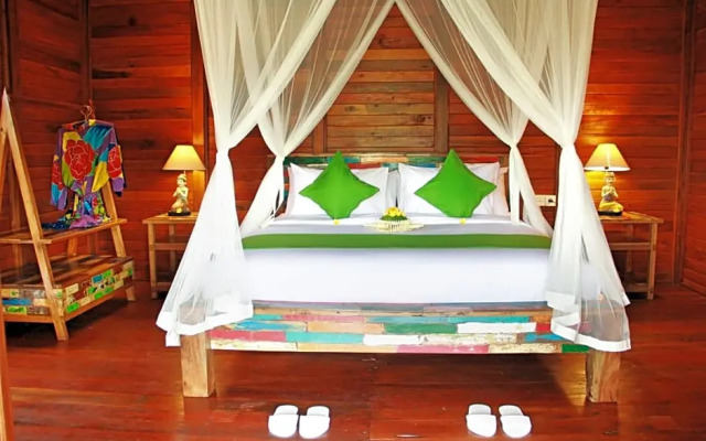 Romantic deluxe 0ne-bedroom wooden villa 3