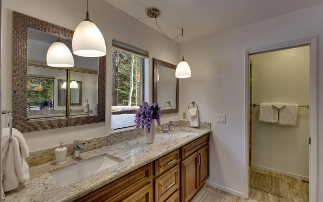 Spacious Riverfront - 3 Br Home