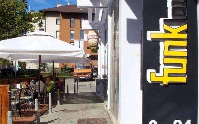 Funk Lounge Hostel вид на фасад