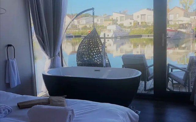 Un Moment Suspendu Pour Couple : Houseboat « Trampoline sur Leau »