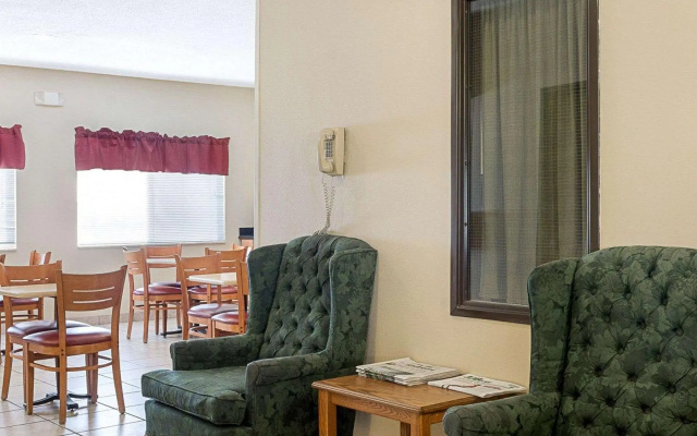 Econo Lodge Fargo - West Acres