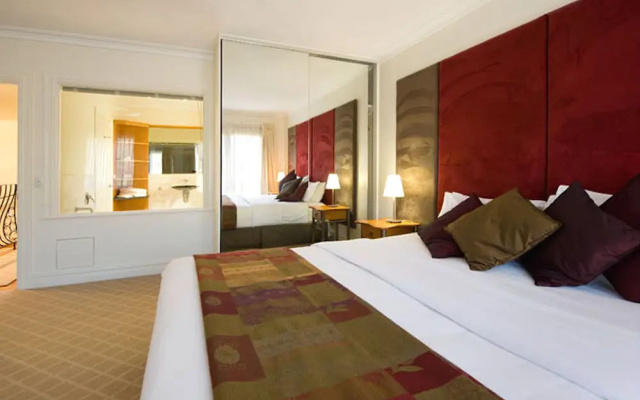 Lakeside Suites