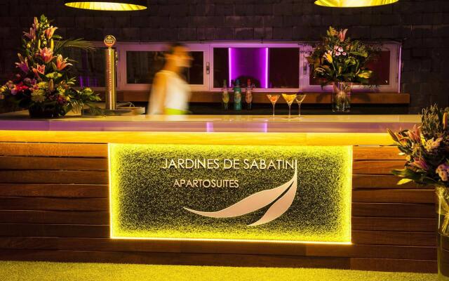 Отель Apartosuites Jardines de Sabatini вид на фасад