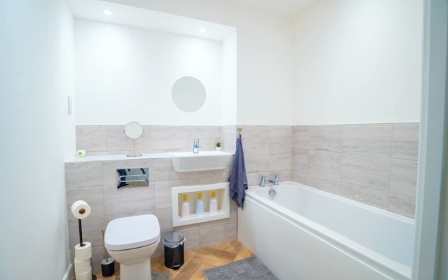 2 Bed Stylish Stay - By Holiday Homes