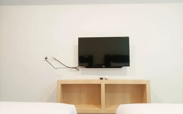 Minimalist Studio At De Prima Apartment