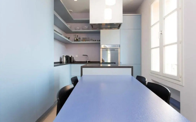 Pure & Chic 2beds/2baths in Centre!