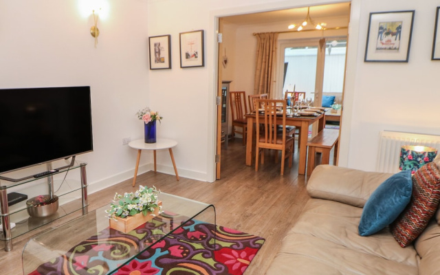 2 Carr Farm Close