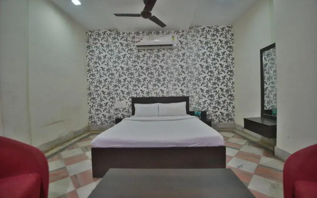 OYO 15212 Hotel Seema