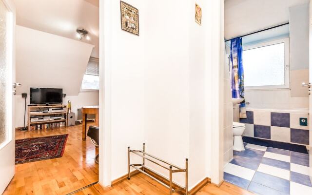 Апартаменты Apartment Köln Nippes Кёльн комната для гостей