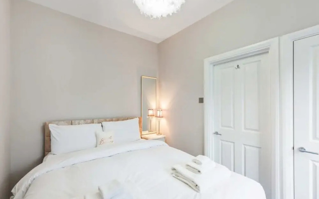 Modern 2 bed Flat, West Kensington, Sleeps 4