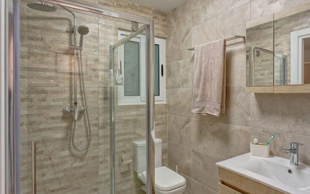 Brand New Designer Finished Apartment, Central Location