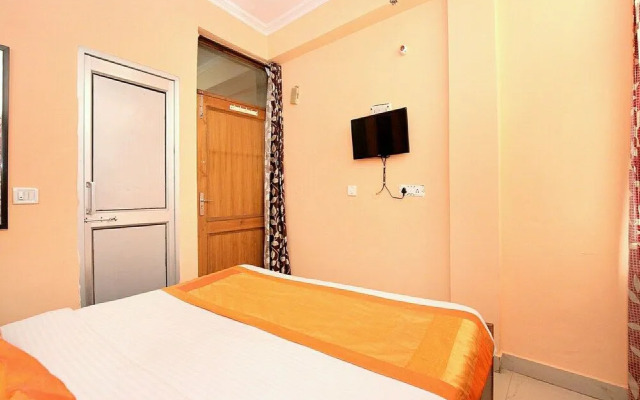 OYO 10463 Hotel Paras