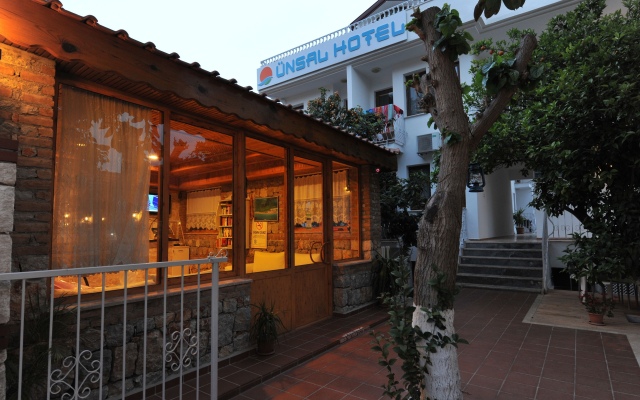 Ünsal Hotel вид на фасад