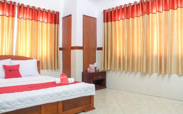 Reddoorz Plus Near Binh Tay Market
