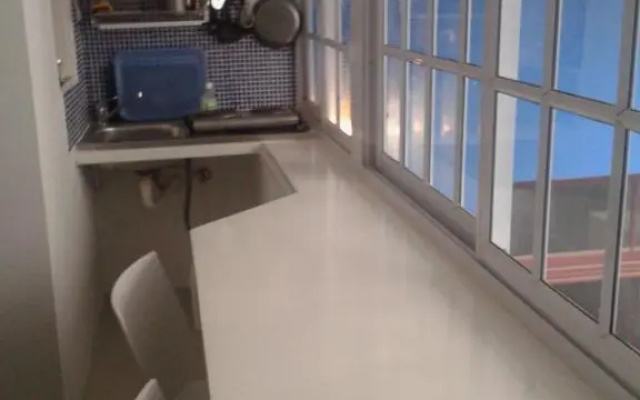 Monoambiente con baño privado y cocineta dentro de casa