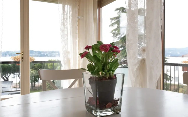 Snug Holiday Home in Salò With Balcony