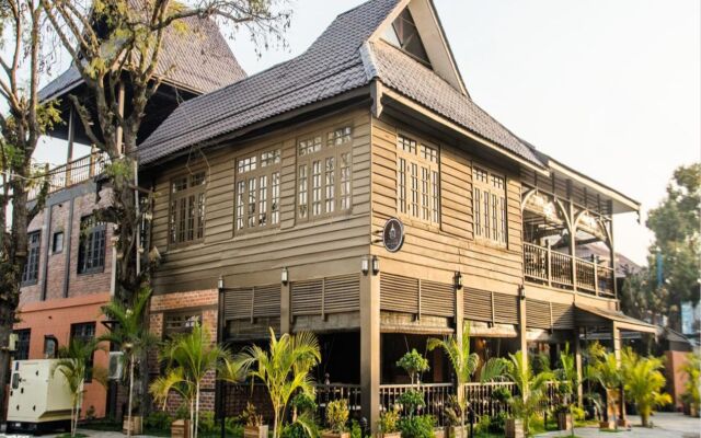 The Manor Hotel вид на фасад